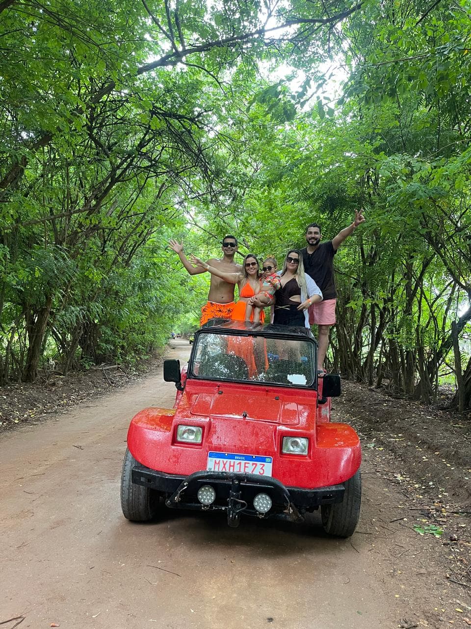 Casal caminhando na praia